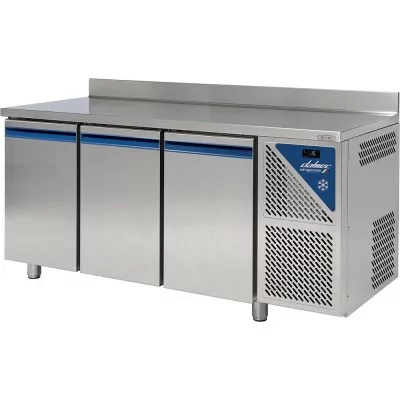 DALMEC - Table réfrigérée avec dosseret - Positive 0/+10°C - 606 L - 3 portes pleines - P. 800 - 600 x 400