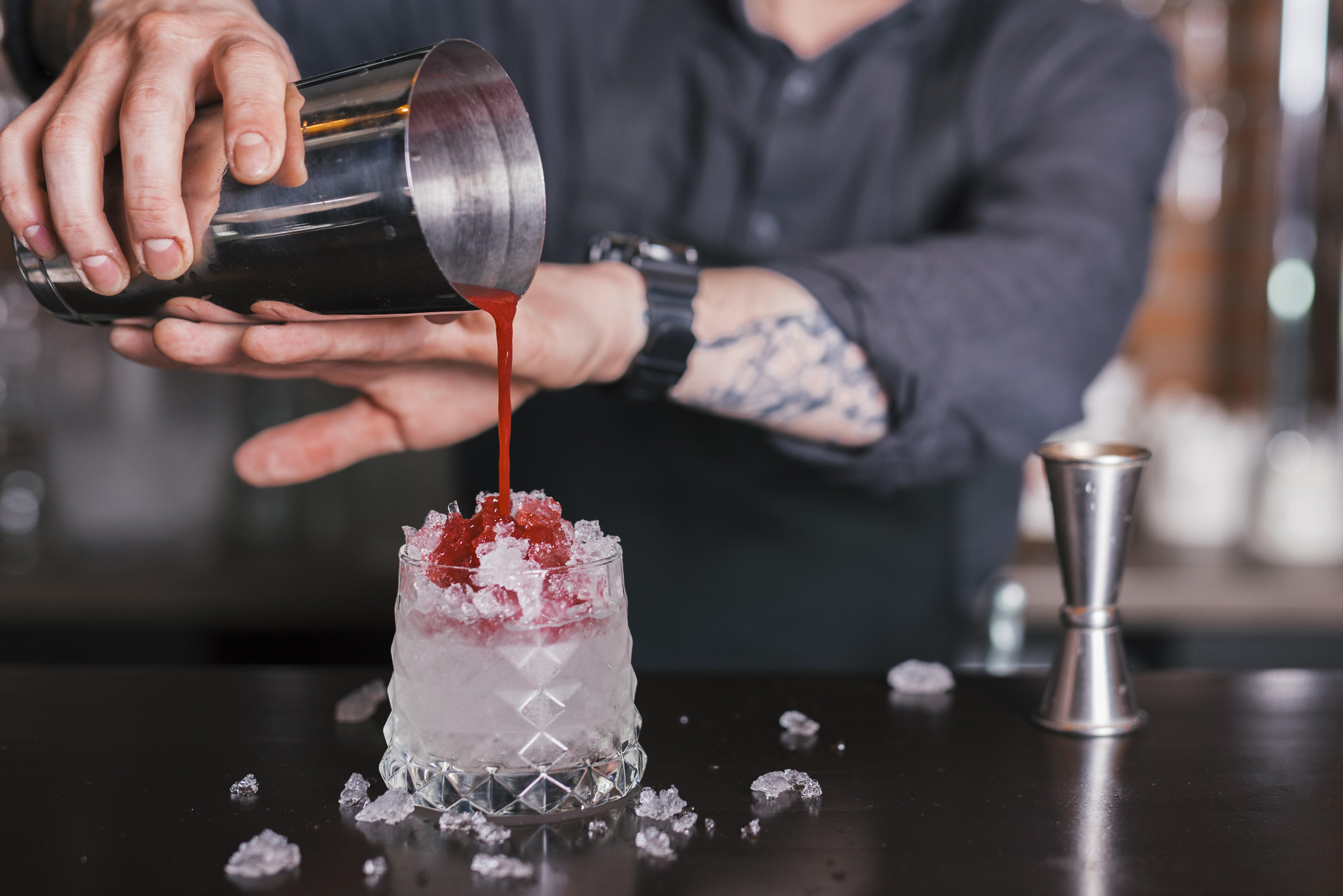 barman servant cocktail glace