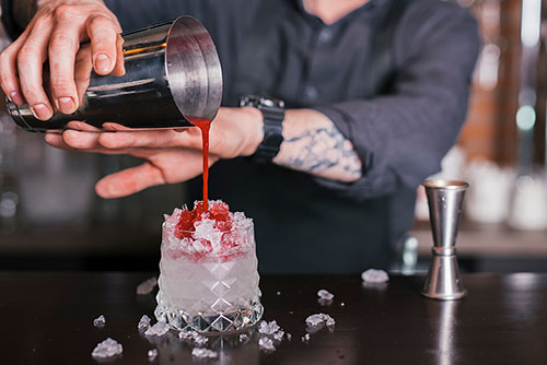 barman servant cocktail glace